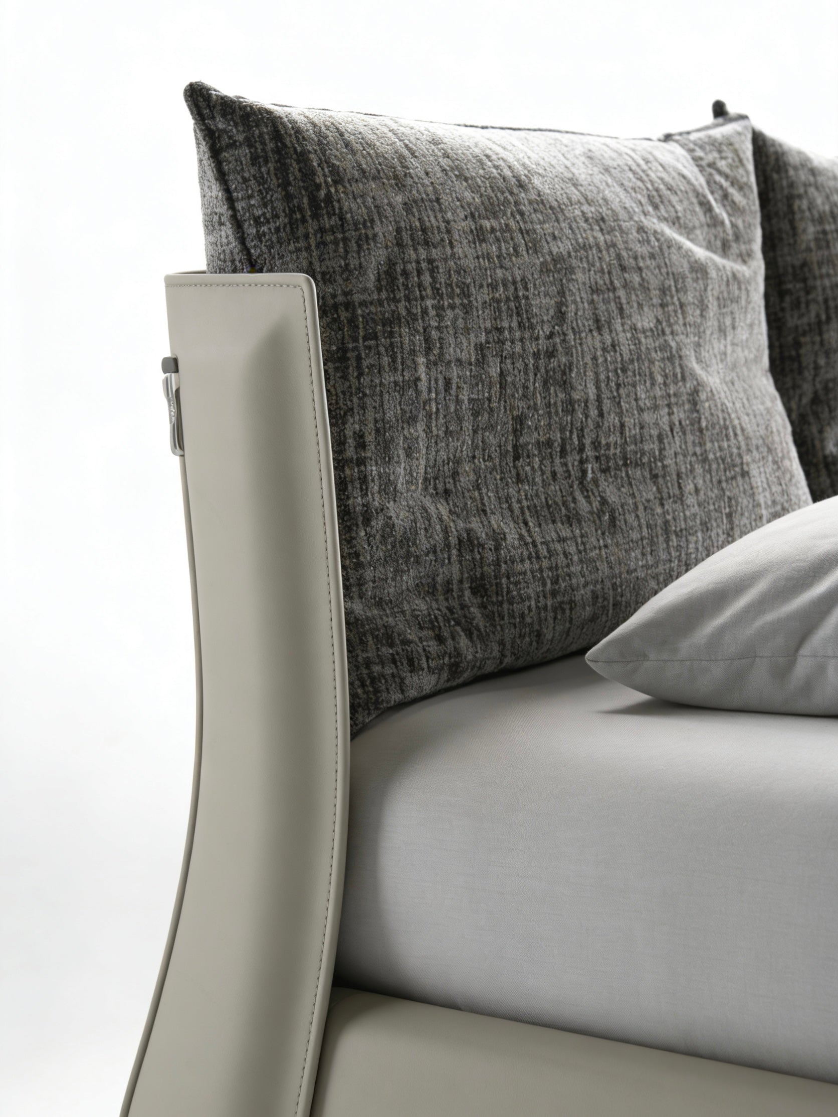 Curvo Luxury Bed with Matching Cushions