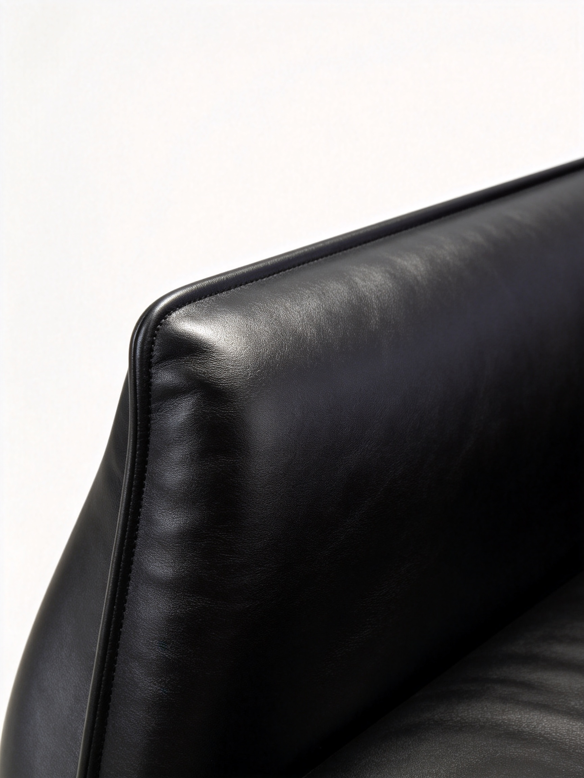 VAREN Leather Lounge Chair