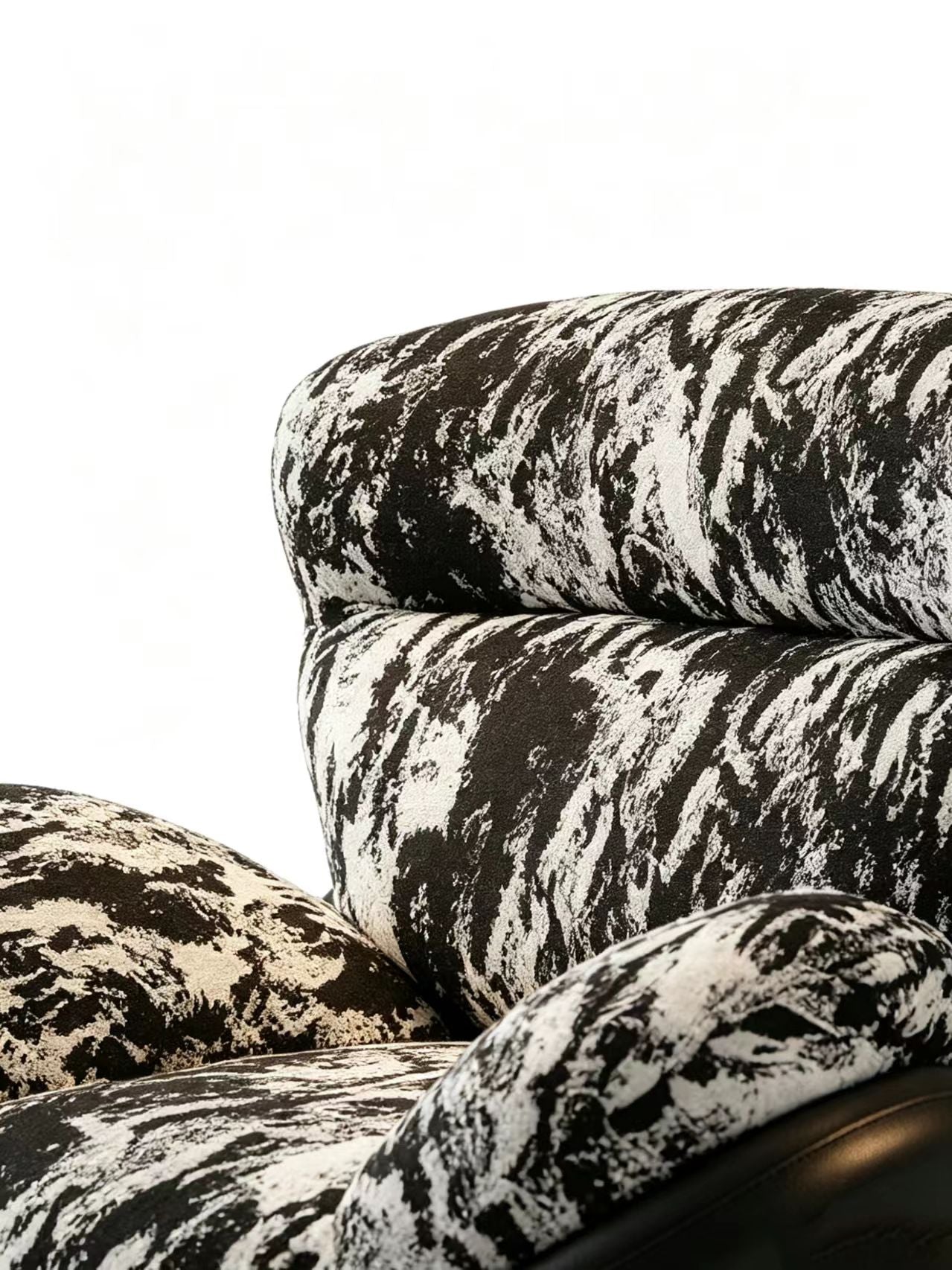 ORLA 360° Swivel Eggshell Lounge Chair