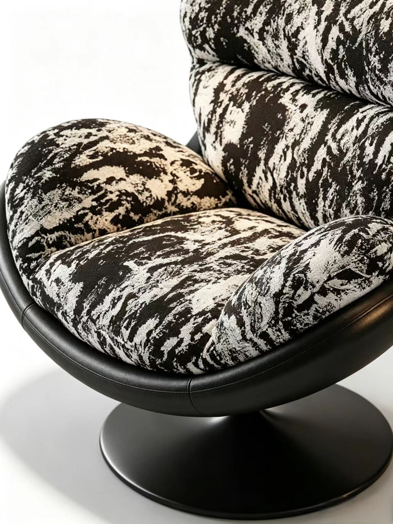 ORLA 360° Swivel Eggshell Lounge Chair