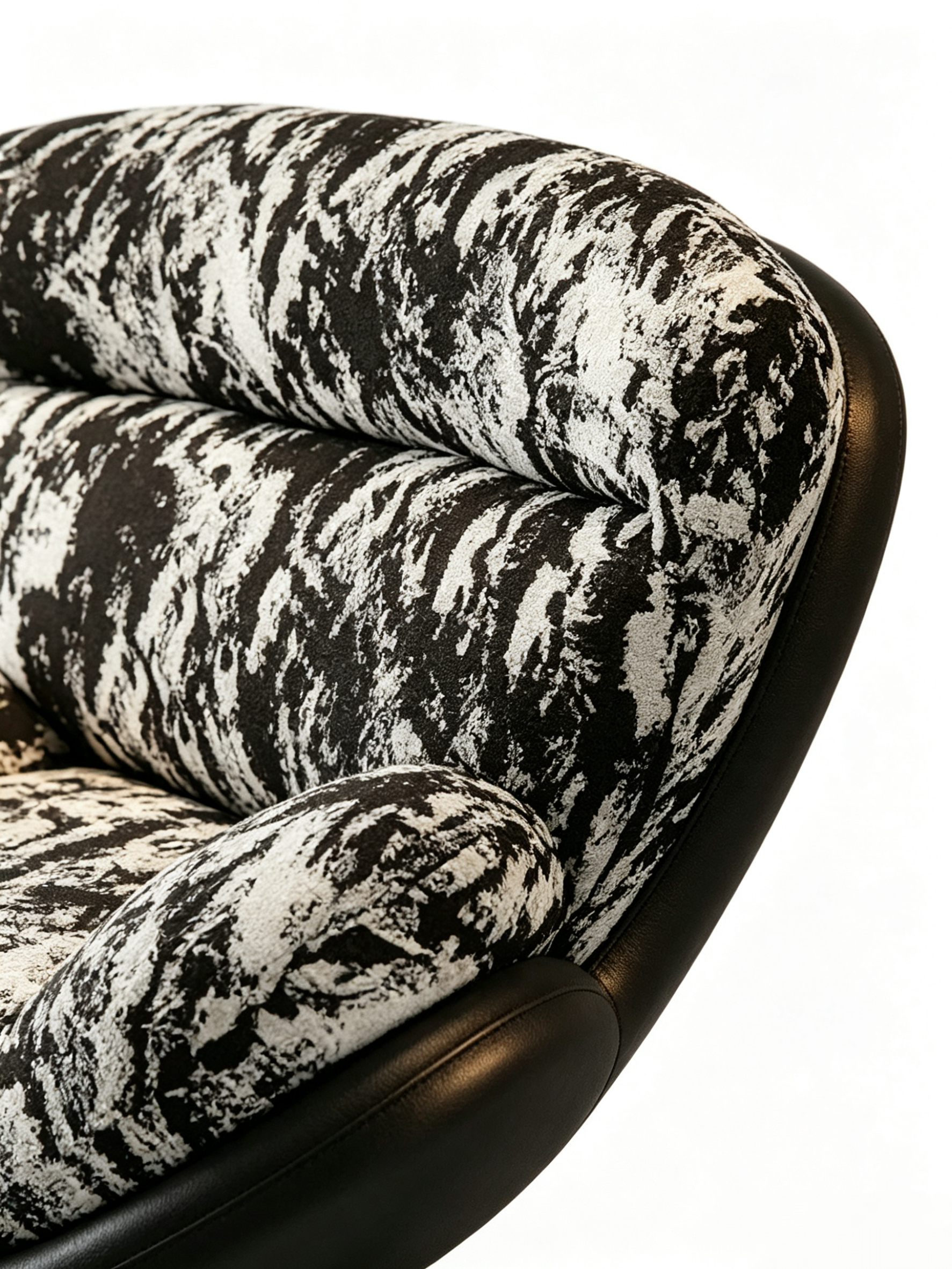 ORLA 360° Swivel Eggshell Lounge Chair